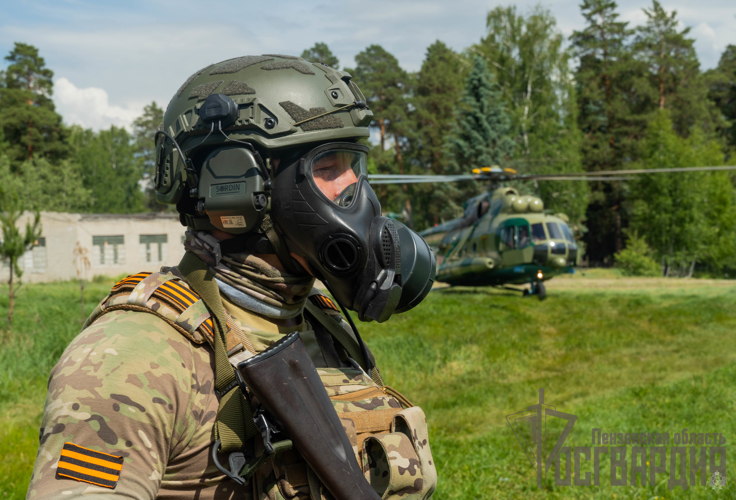 Спецназ Росгвардии провел в Пензе тренировку по беспарашютному десантированию 